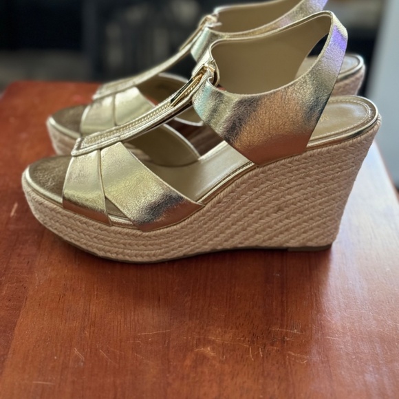 Michael Kors Roslyn Wedge Pale Gold US 8.5M - Picture 3 of 5